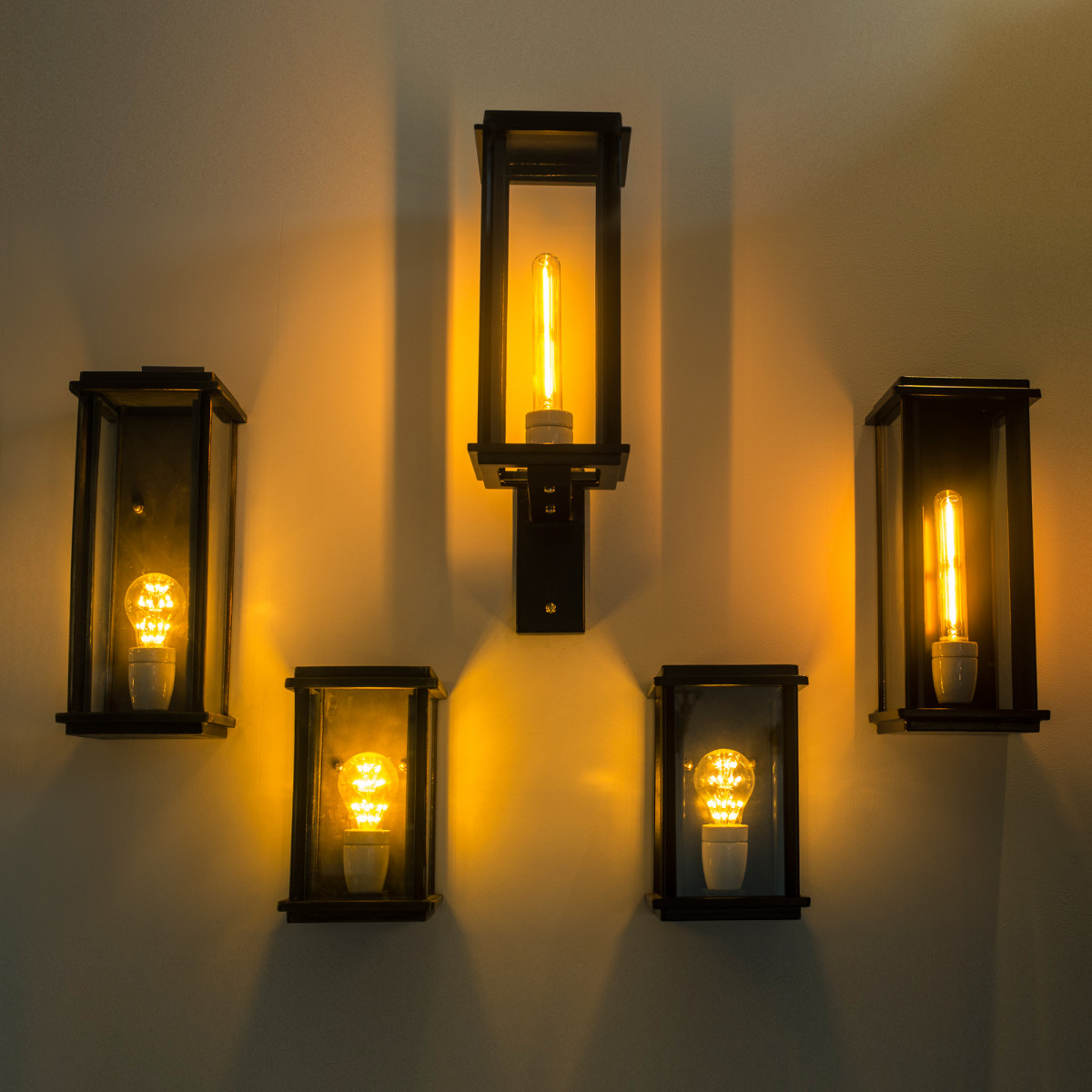 Buitenlamp Capital L – Strakke wandlamp met luxe uitstraling (Massief Brons)