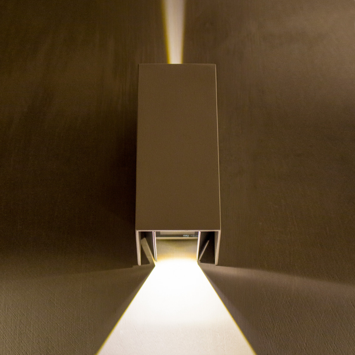 Antraciete rechthoekige buitenwandlamp met geïntegreerd led lichtbundels up en down zijn met shutters instelbaar, prachtige wandspot voor accentverlichting op de buitenmuur