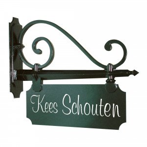 Klassiek naambord van KS Verlichting een mooi uithangbord voor een landelijk of modern klassiek exterieur Klassiek naambord van KS Verlichting een mooi uithangbord voor een landelijk of modern klassiek exterieur
