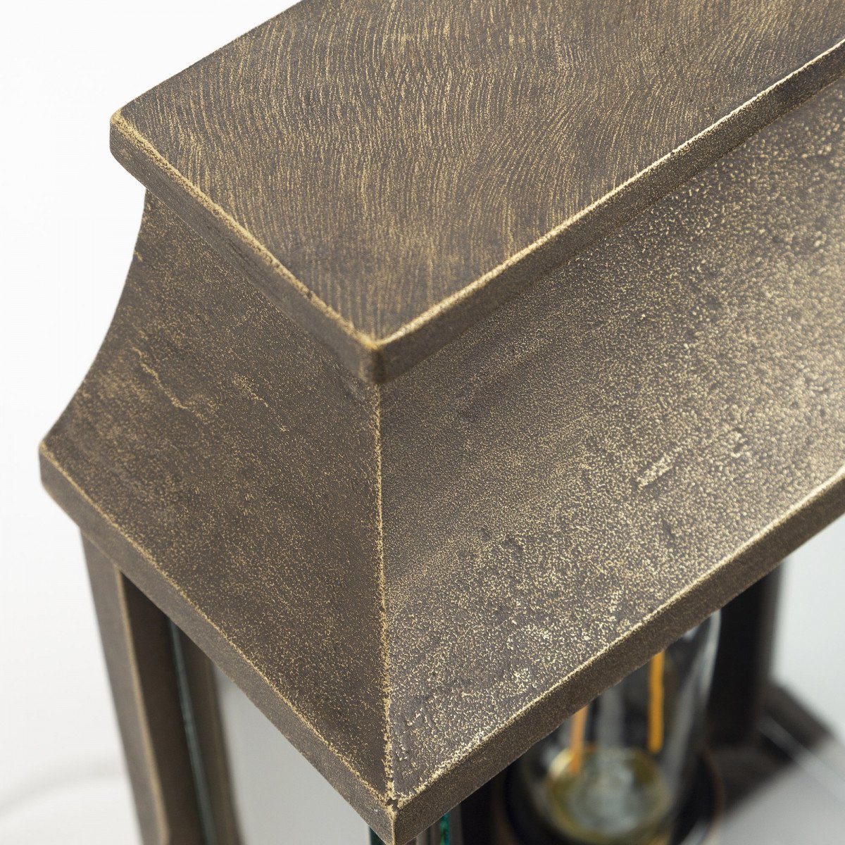 Buitenlamp Goteborg massief brons stijlvol karakteristiek design, een wandlamp met een vlakke achterzijde en heldere beglazing, voorzien van e27 fitting geschikt voor led lichtbronnen, echte KS kwaliteitsverlichting