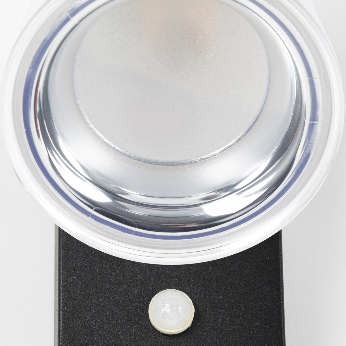 Verstelbare wandspot zwart/wit met sensor, buitenlamp met E27 fitting en gerichte bewegingsgestuurde verlichting.