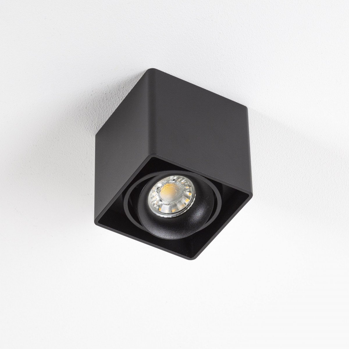 De Bjorn 1 zwarte opbouwspot combineert een modern en krachtig design met uitstekende functionaliteit.