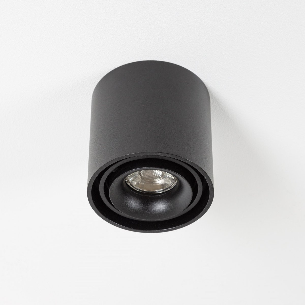 Opbouwspot Oliver van KS Verlichting rond, modern en robuust in de kleur zwart.