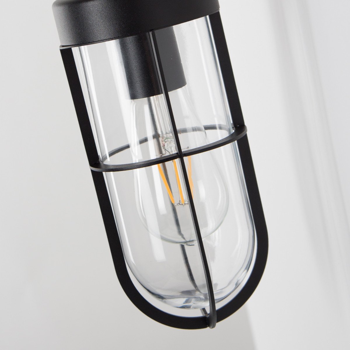 Zwarte buitenlamp voor aan de muur, type stallamp, strak moderne stijl, glazen stolp met raster, frame buis, ronde achterplaat, moderne buitenverlichting