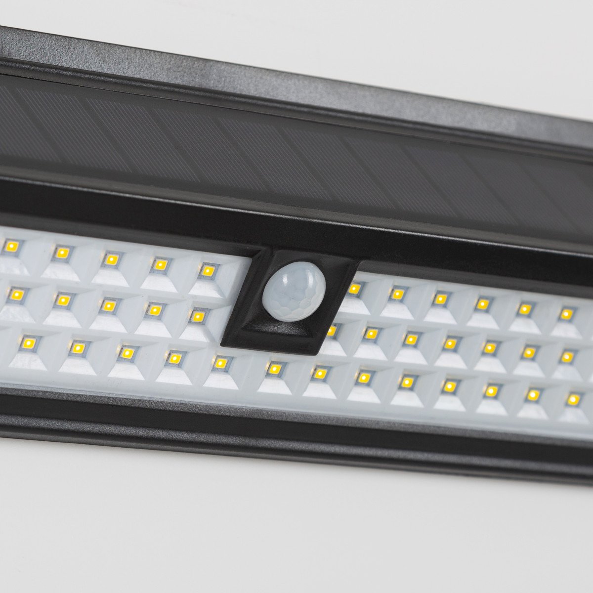 solys l led solar sensor lamp in zwarte kleur