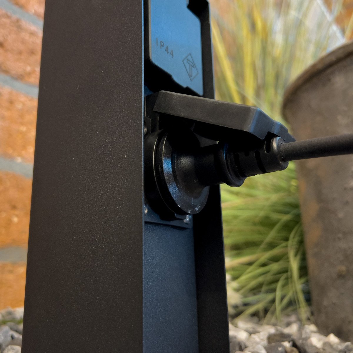 Vrijstaand buitenstopcontact Charge 2 in matzwart RVS, energiezuil met twee stroompunten geschikt voor vaste installatie