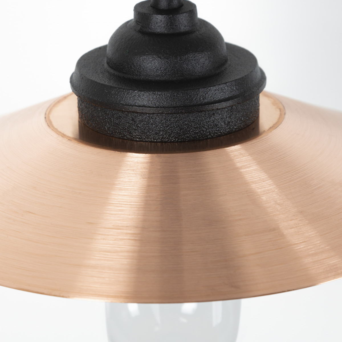 Klassieke stallamp Provence met zwart gietijzeren wandarm en koperen kap, voorzien van heldere glazen stolp.