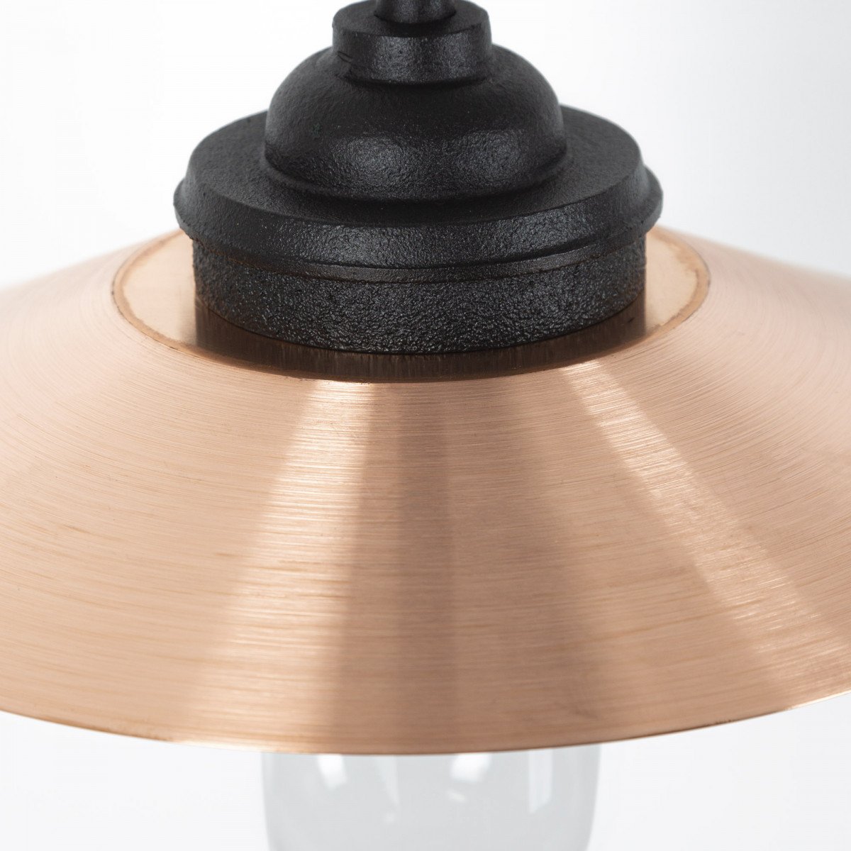 Stallamp Ardennes met decoratieve wandarm van gietijzer en koperen deksel, voorzien van heldere glazen stolp.