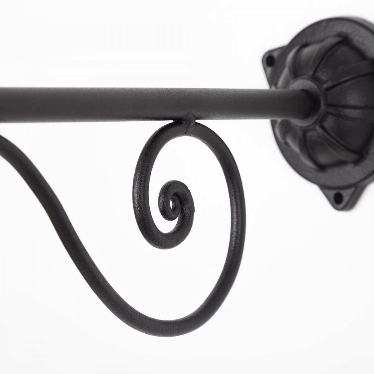 Stallamp Ardennes met decoratieve wandarm van gietijzer en koperen deksel, voorzien van heldere glazen stolp.