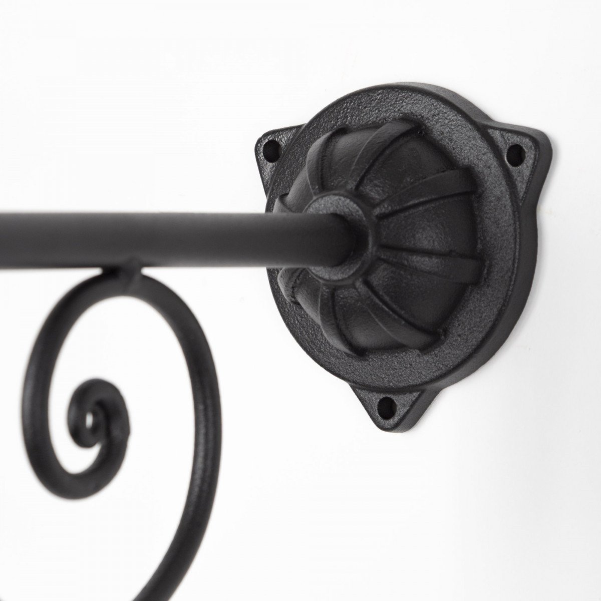 Stallamp Ardennes met decoratieve wandarm van gietijzer en koperen deksel, voorzien van heldere glazen stolp.