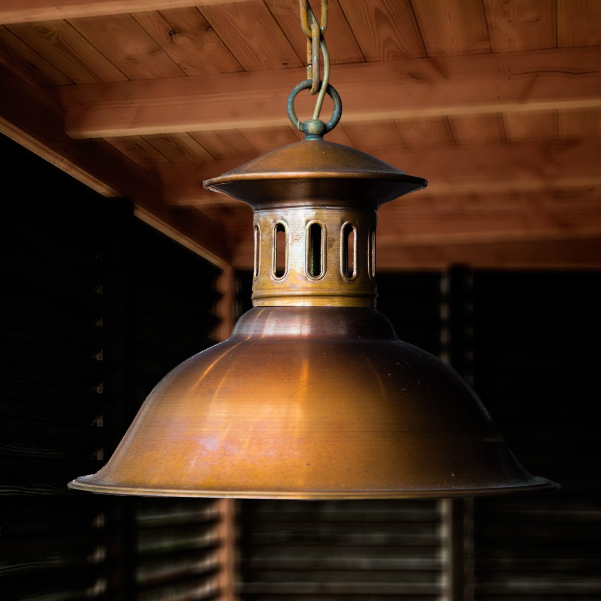 assieke kettinglamp Maxime L met brede koperen kap en messing ketting – KS Verlichting