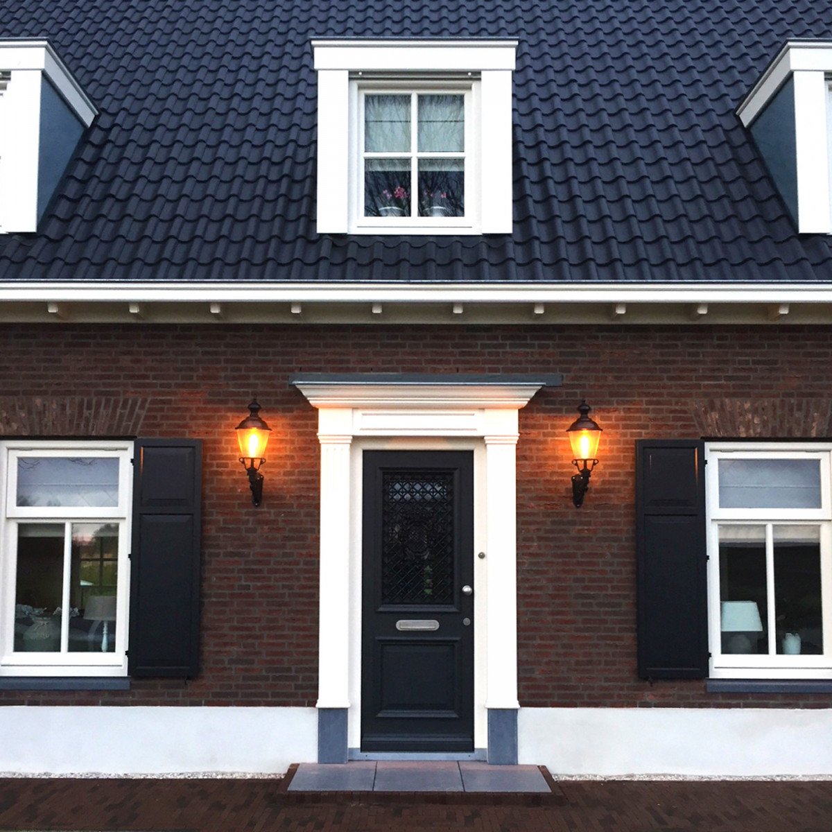 Buitenlamp Marken L met zwarte kap en sierlijke wandsteun, helder glas