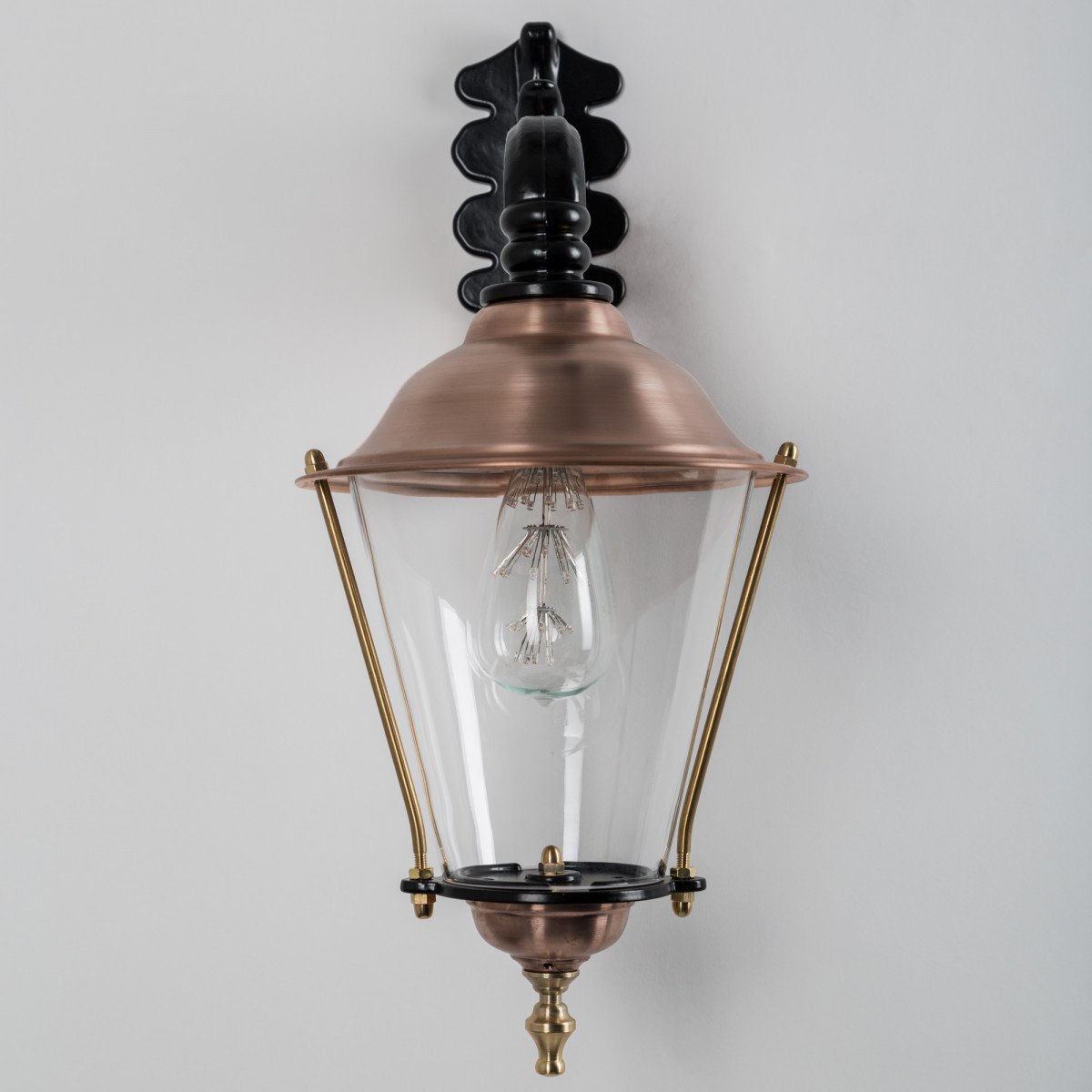 1221 Buitenlamp Schardam Hang M – Klassieke wandlamp hangend met koperen details 