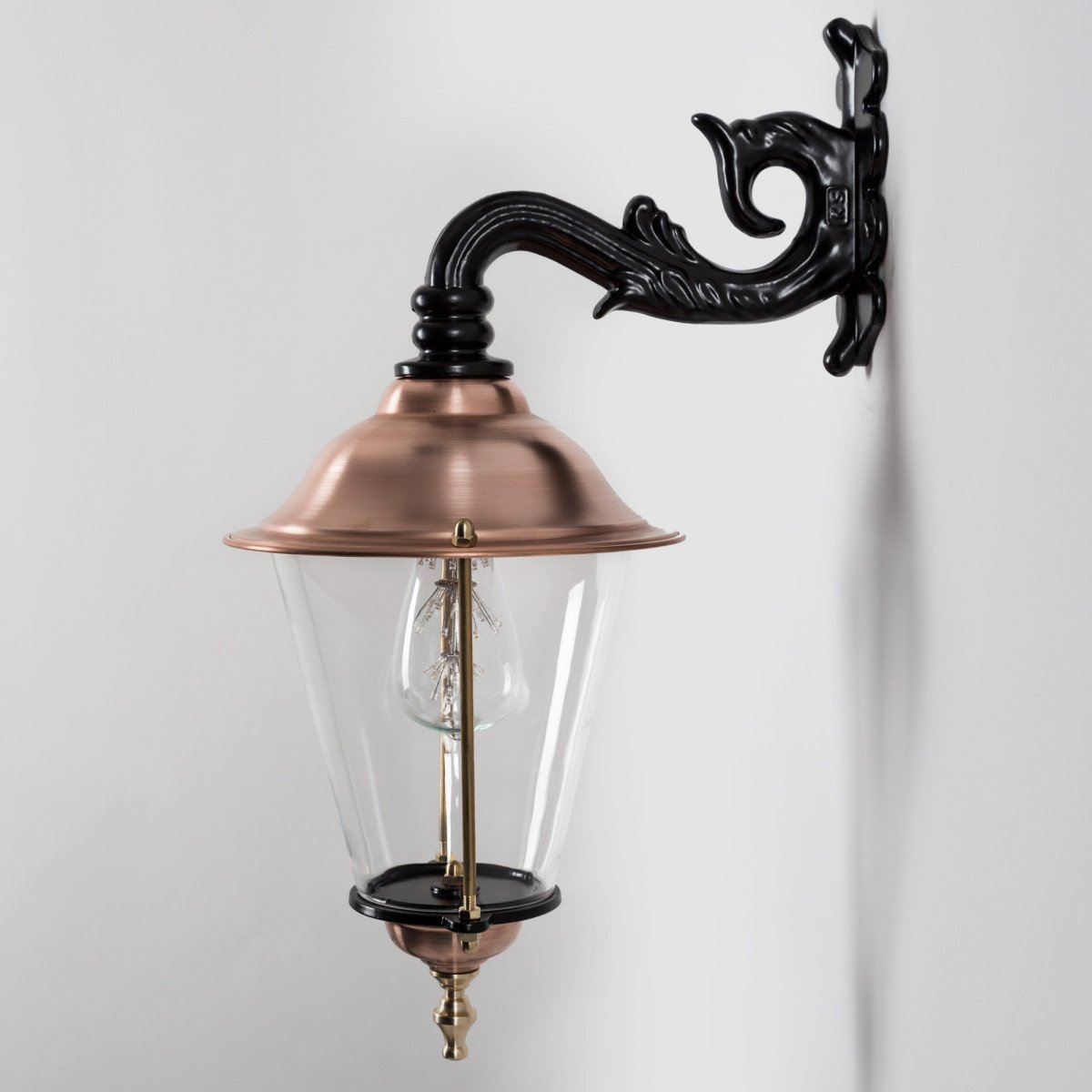 1221 Buitenlamp Schardam Hang M – Klassieke wandlamp hangend met koperen details 