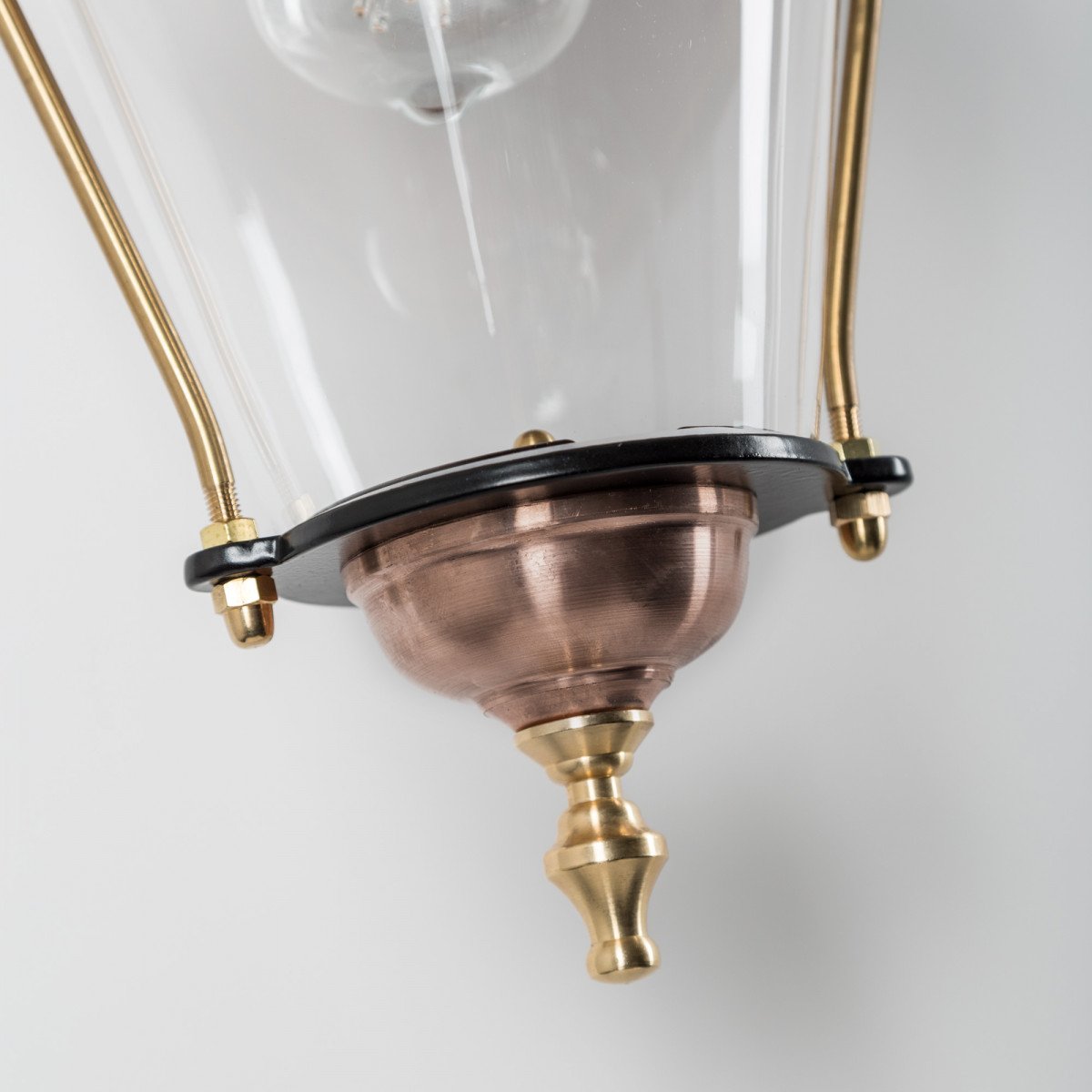 1221 Buitenlamp Schardam Hang M – Klassieke wandlamp hangend met koperen details 
