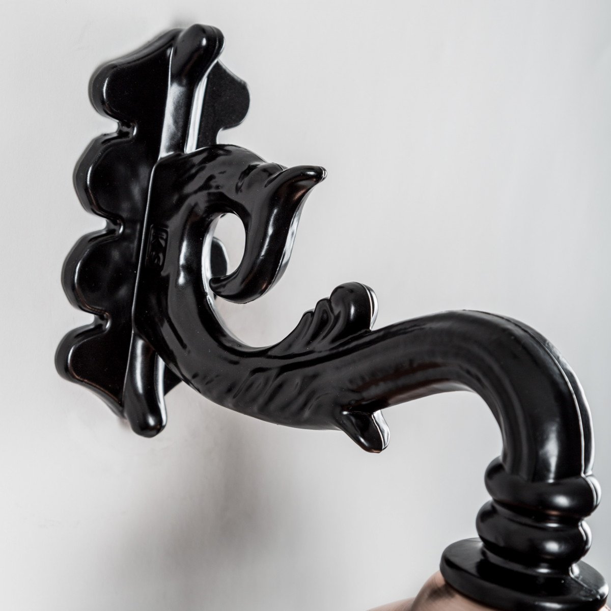 1221 Buitenlamp Schardam Hang M – Klassieke wandlamp hangend met koperen details 
