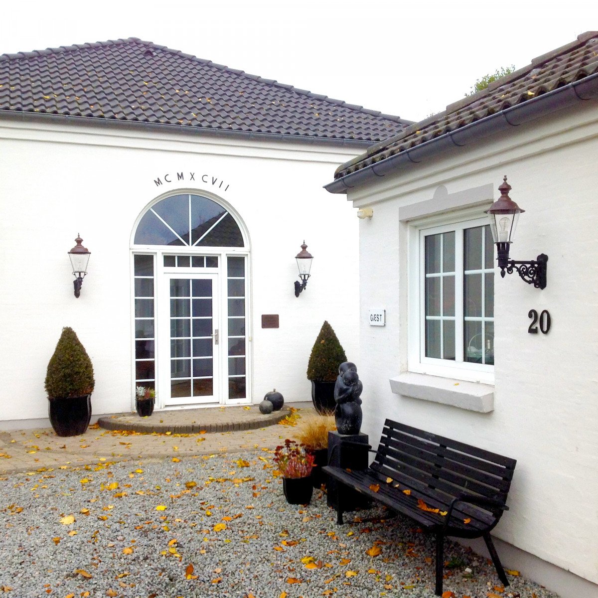 1222 Buitenlamp Durgerdam M – Klassieke wandlamp met historische wandarm en koperen details 