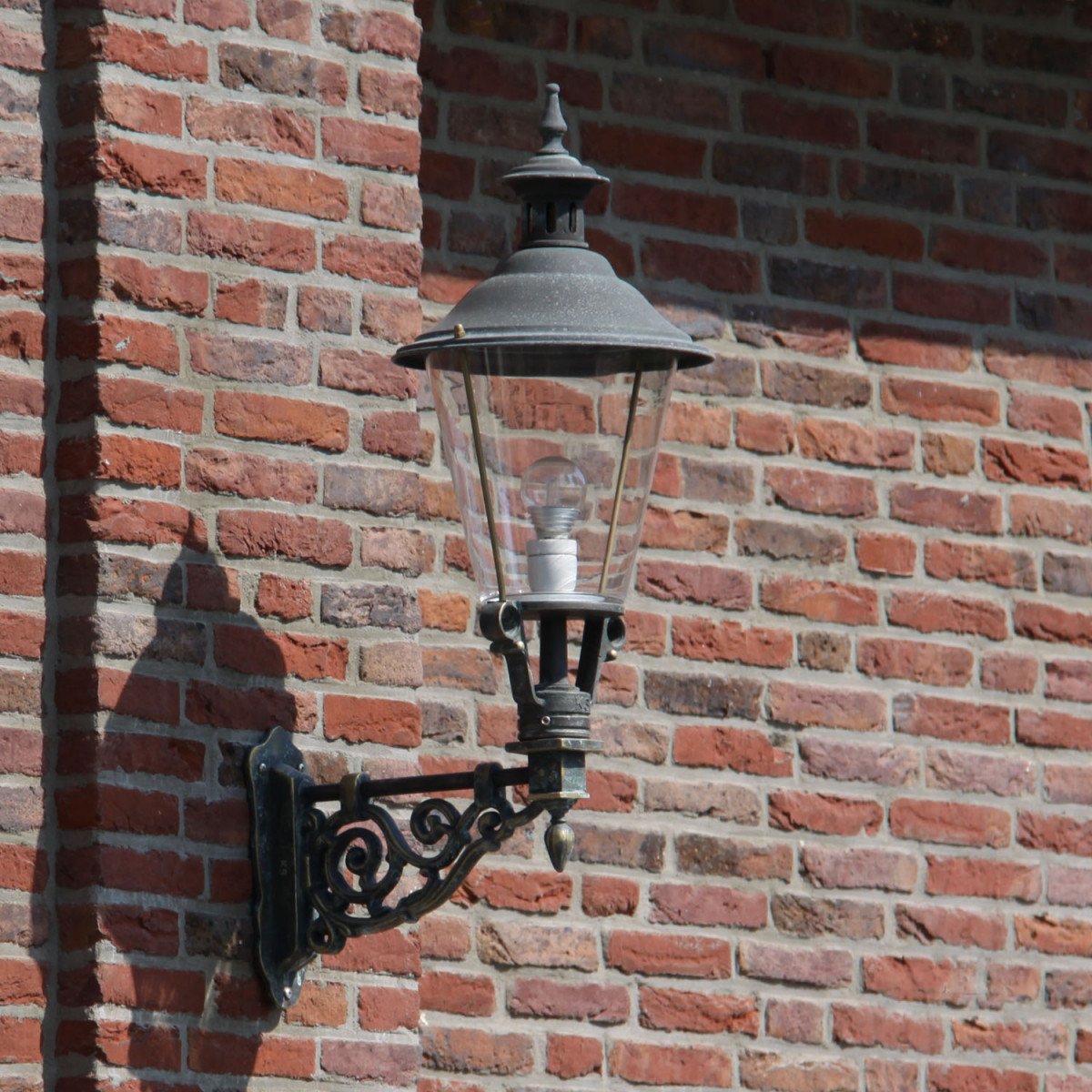 Muurlamp Scheveningen S van brons met koperen deksel en klassieke wandarm