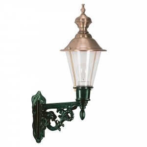 Buitenlamp Urk M met koperen deksel en groene wandarm met sierlijke details Buitenlamp Urk M met koperen deksel en groene wandarm met sierlijke details