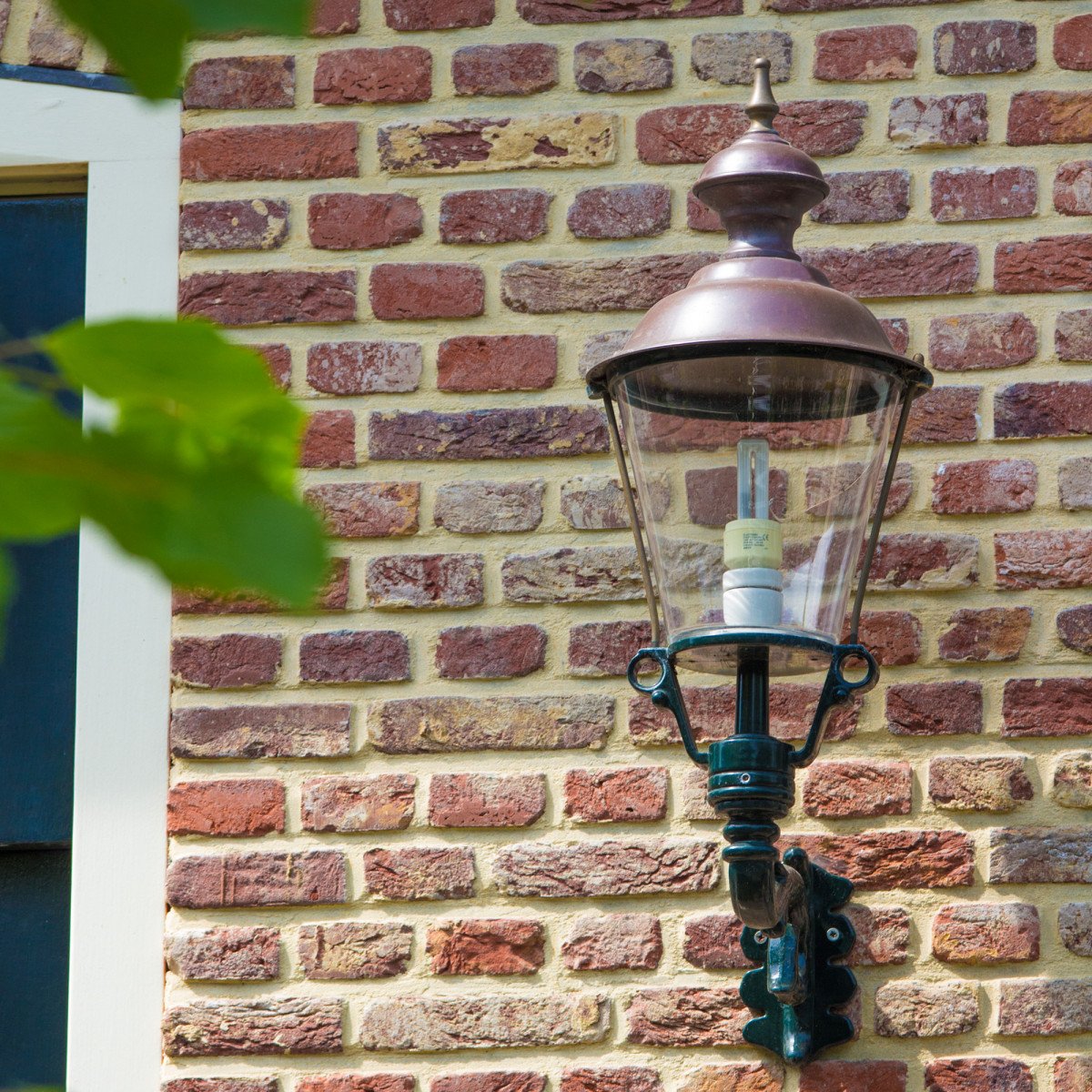 Muurlamp Monnickendam L met koperen deksel, messing stangen en groene wandarm