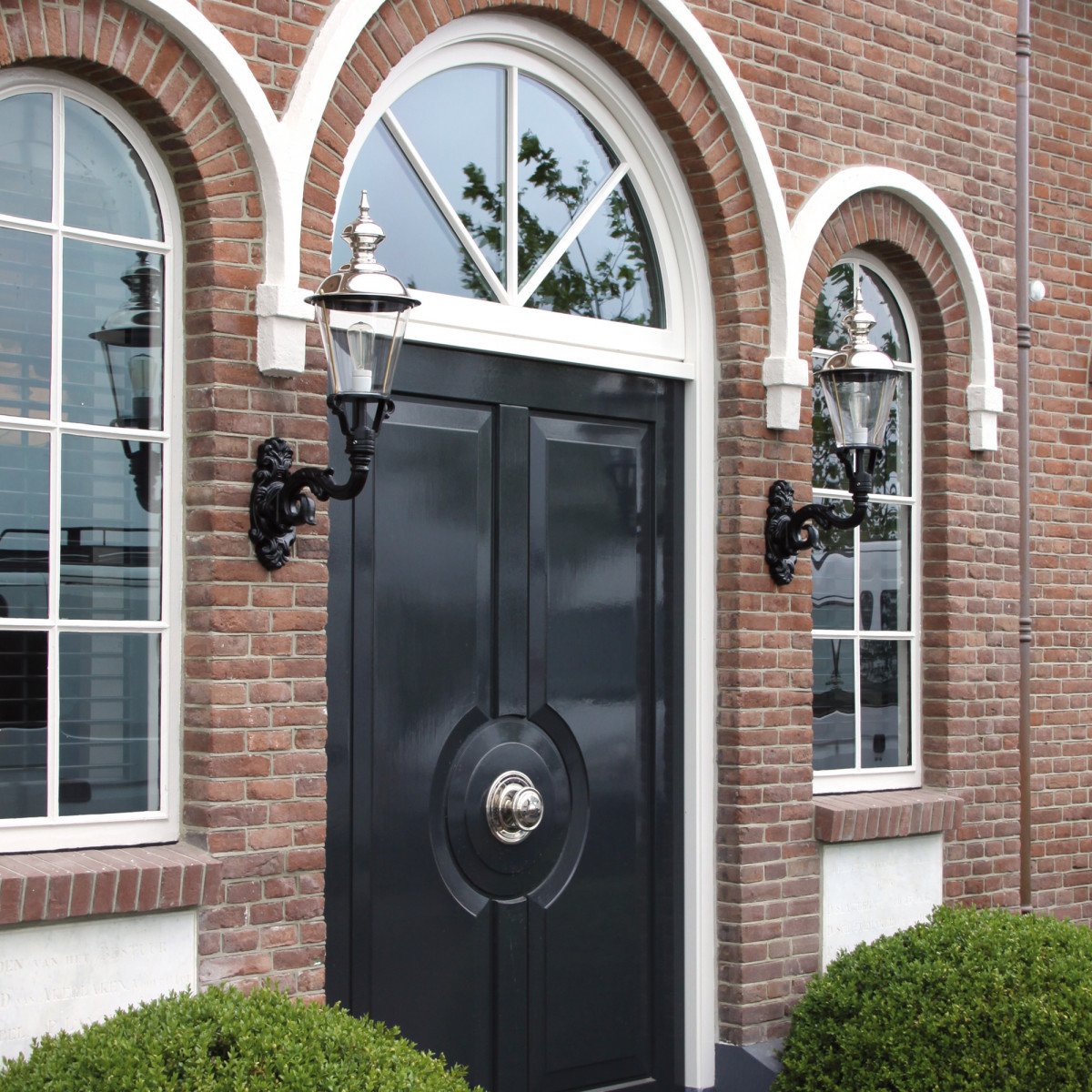 Buitenlamp Volendam XL met koperen deksel, klassieke wandarm en porseleinen fitting