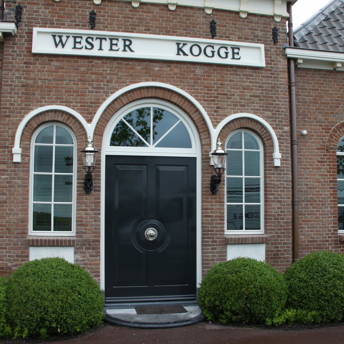 Buitenlamp Volendam XL met koperen deksel, klassieke wandarm en porseleinen fitting