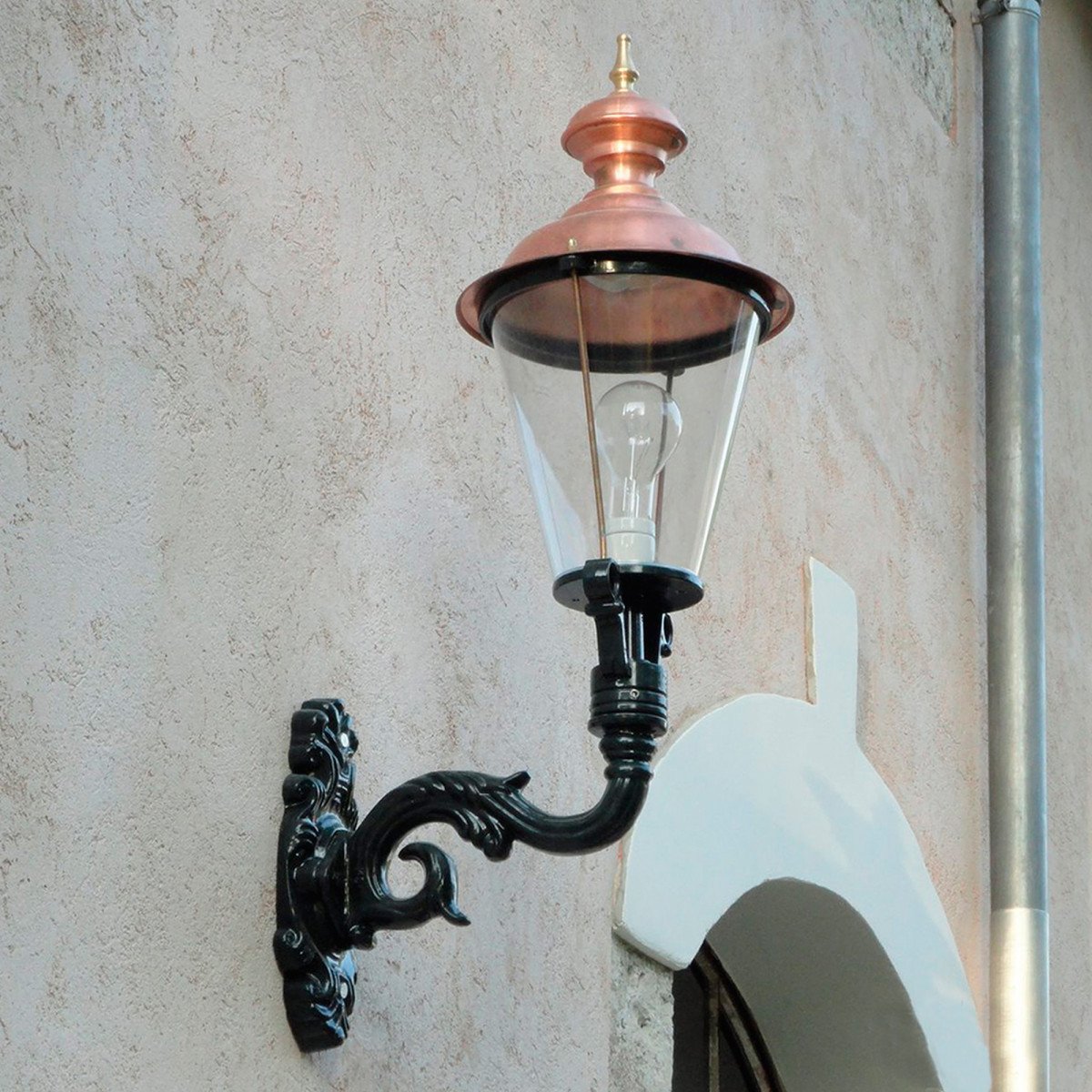 Buitenlamp Volendam XL met koperen deksel, klassieke wandarm en porseleinen fitting