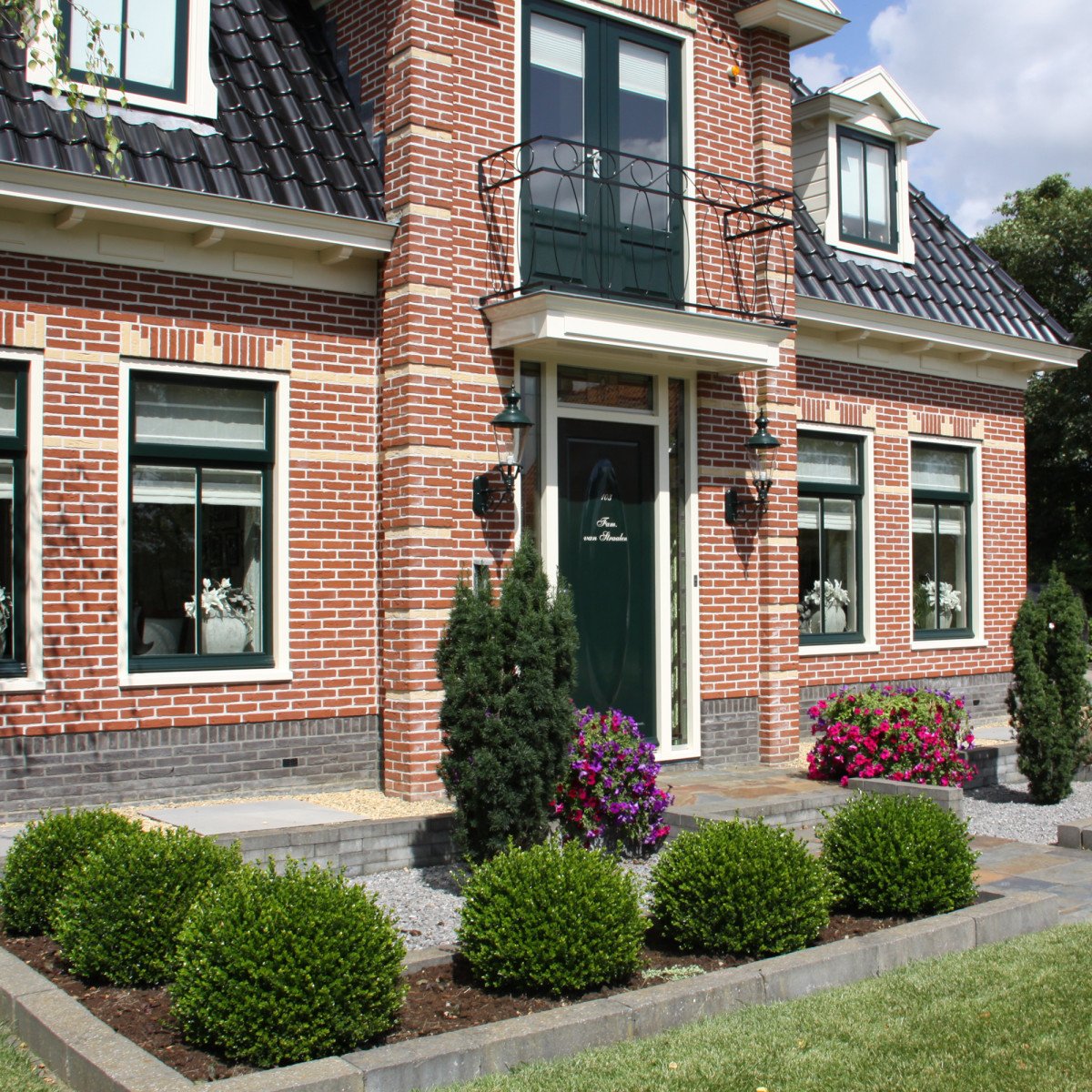 Buitenlamp Baarn L met koperen deksel en sierlijke wandarm in KS groen