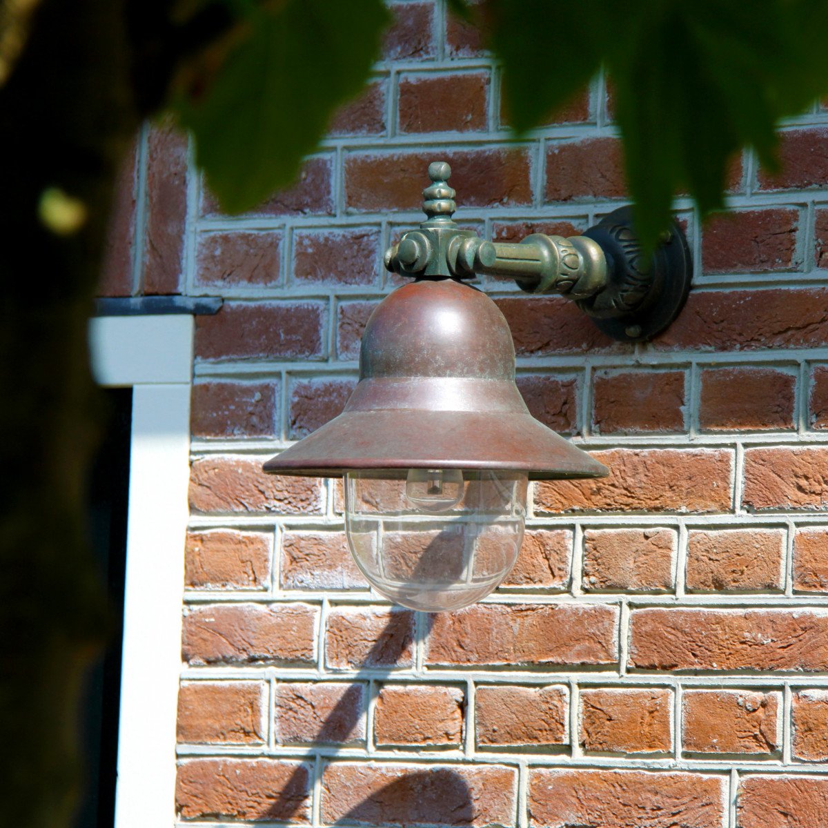 Buitenlamp Bretagne wandmodel met bronzen arm, koperen kap en heldere kunststof stolp – klassieke KS buitenverlichting