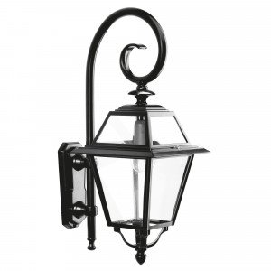 Klassieke buitenlamp Amstelrade met sierlijke krularm, heldere beglazing en poedercoating in zwart of antraciet. Klassieke buitenlamp Amstelrade met sierlijke krularm, heldere beglazing en poedercoating in zwart of antraciet.