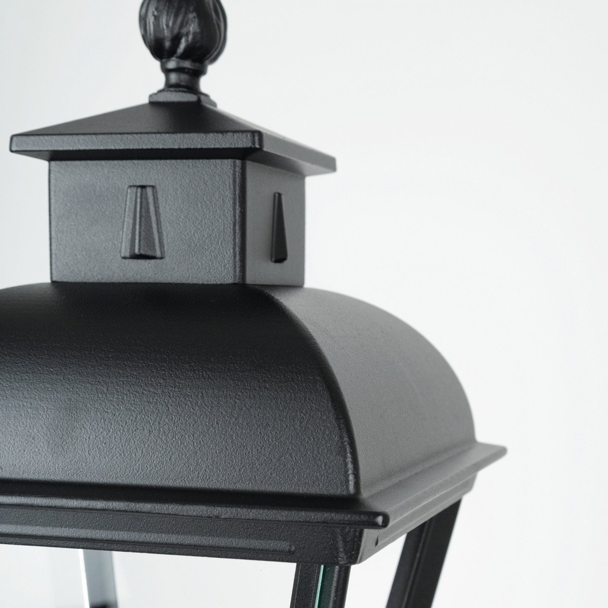 Klassieke muurlamp Vondel A in vierkante vorm en sierlijke details uitgevoerd in zwarte kleur