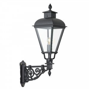 Klassieke muurlamp Vondel B in vierkante vorm en sierlijke details uitgevoerd in zwarte kleur Klassieke muurlamp Vondel B in vierkante vorm en sierlijke details uitgevoerd in zwarte kleur