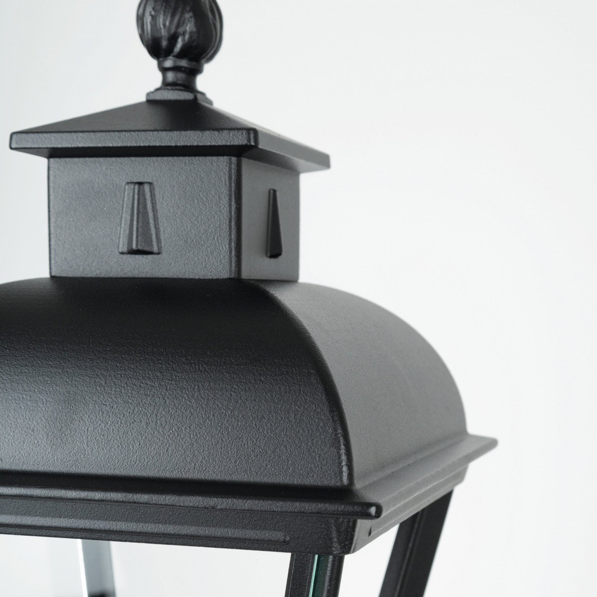 Klassieke muurlamp Vondel B in vierkante vorm en sierlijke details uitgevoerd in zwarte kleur