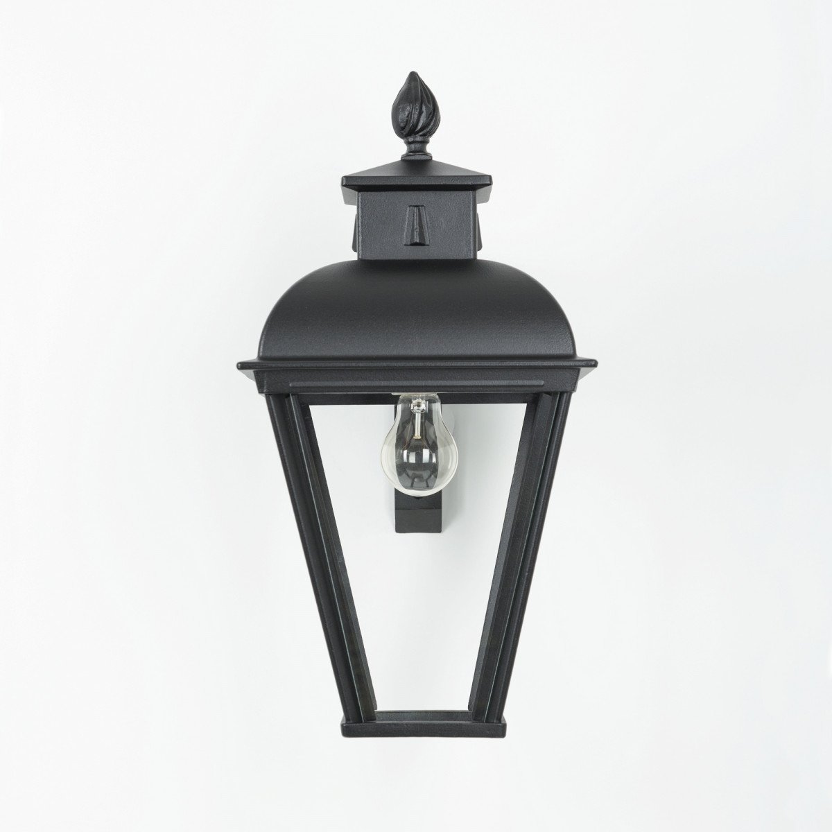 Klassieke muurlamp Vondel Hang in vierkante vorm en sierlijke details uitgevoerd in zwarte kleur