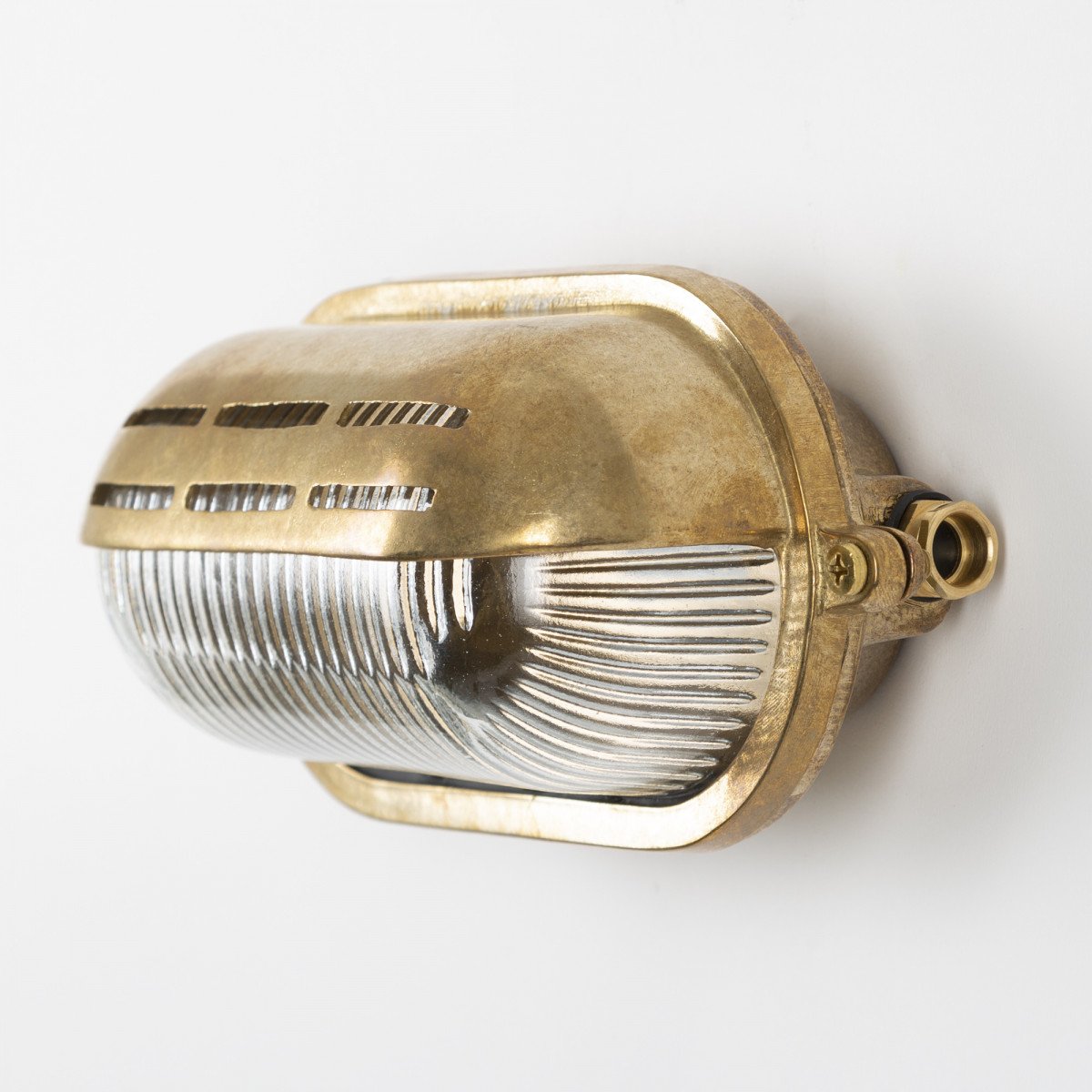 Messing scheepslamp Gulf 2 – maritieme buitenlamp met ribbelglas en beschermkap.