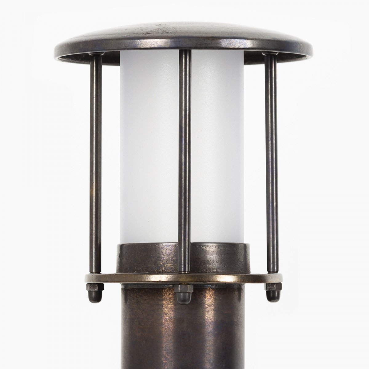 Resident 3 messing sokkellamp in donker brons met matte beglazing en klassieke maritieme vorm.