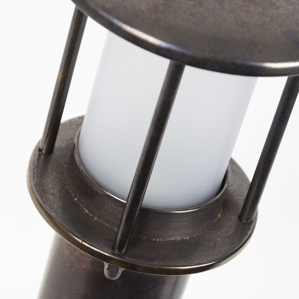 Resident 3 messing sokkellamp in donker brons met matte beglazing en klassieke maritieme vorm.