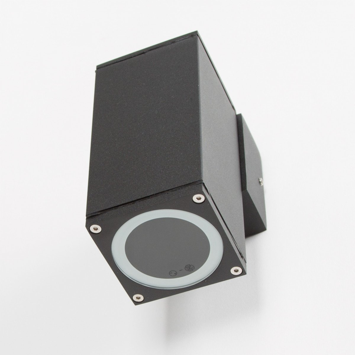 Kevin wandlamp down zwart aluminium, compacte buitenlamp met GU10 fitting en neerwaartse lichtbundel. IP54 wandspot.