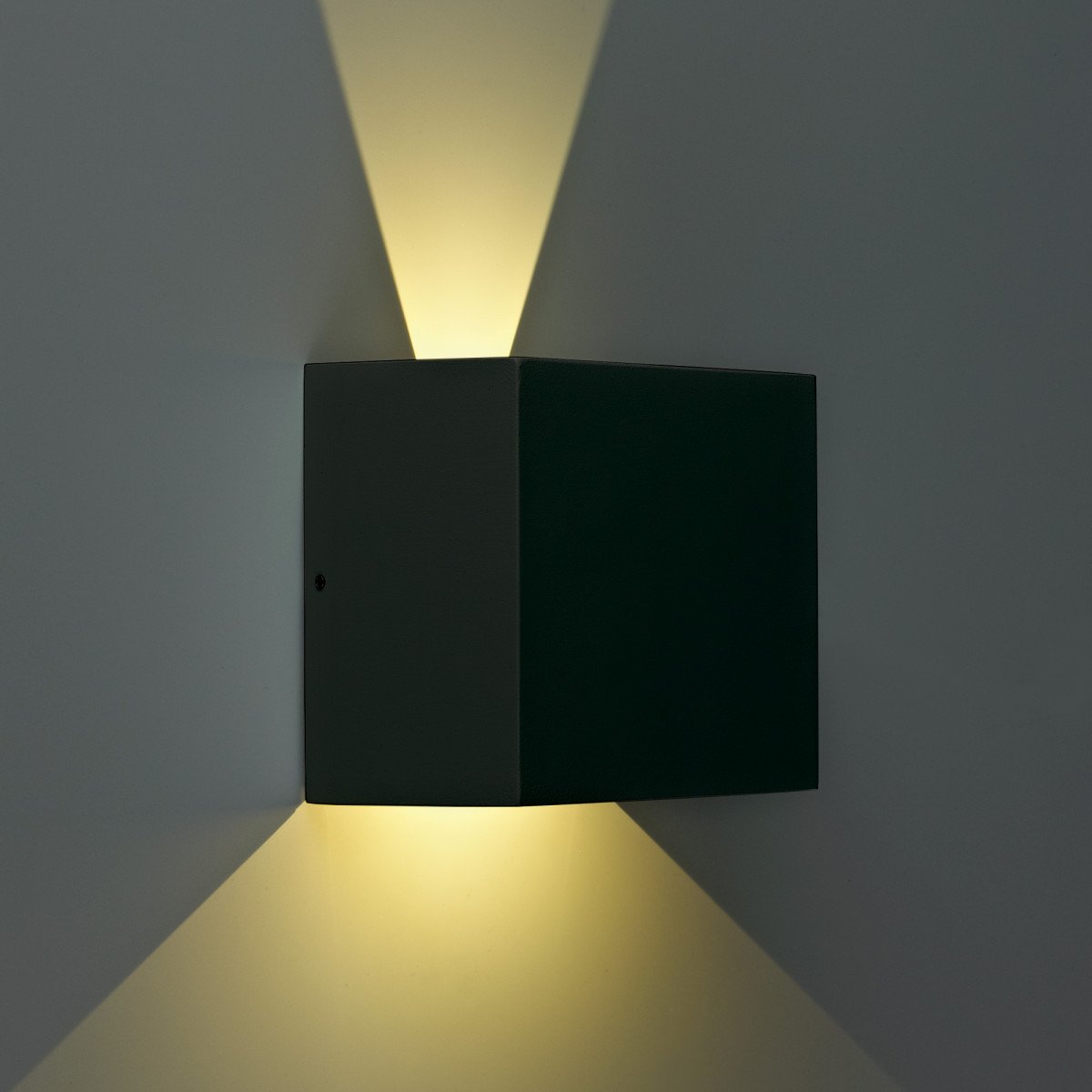 Up Down wandspot met geïntegreerd led, rechthoekige aluminium buitenwandlamp met een zwarte finish, lichtbundels zijn verstelbaar d.m.v. shutters