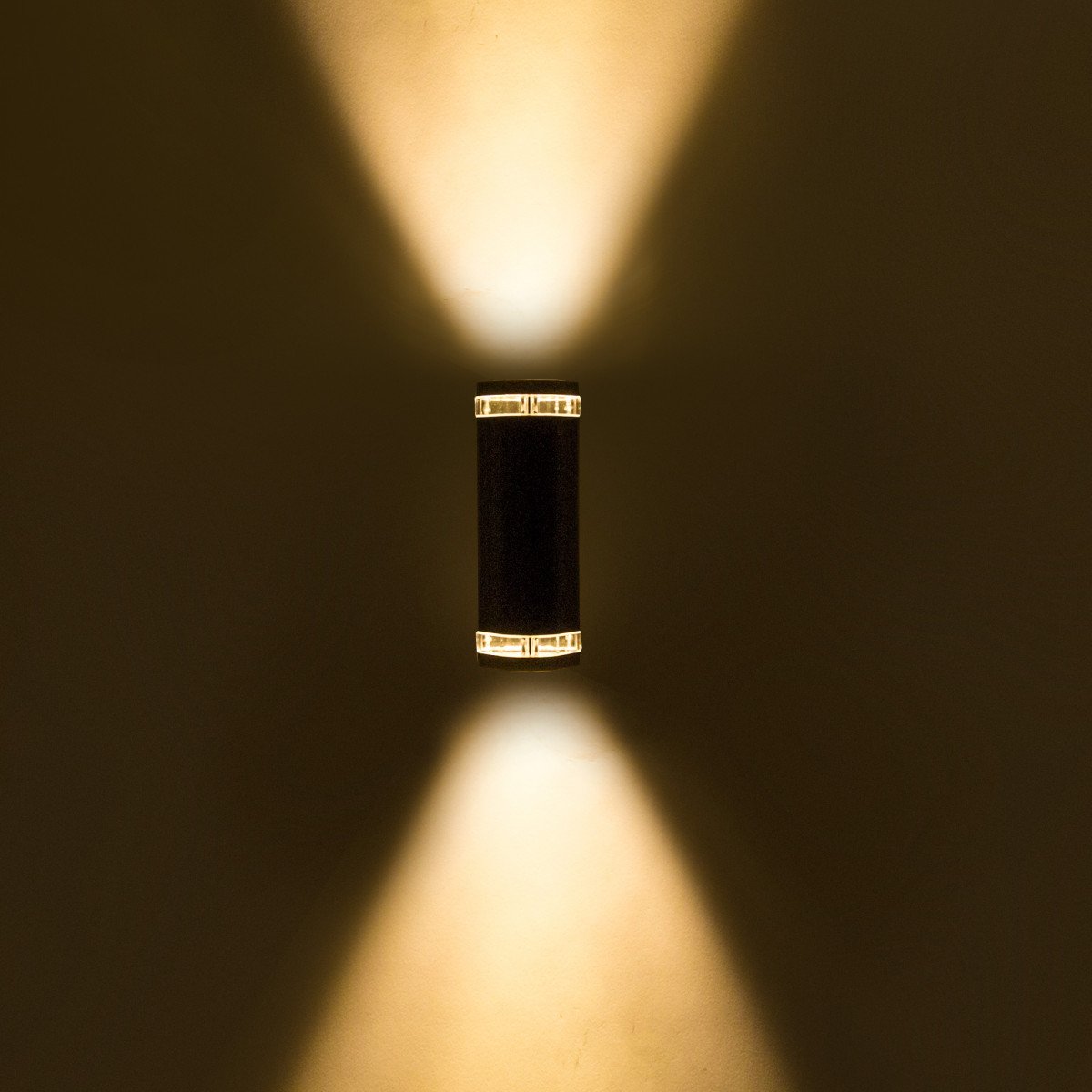 Ambient wandlamp up & down zwart aluminium, dubbelzijdige buitenlamp met GU10 fitting en helder afgeschermd lichtbeeld. 