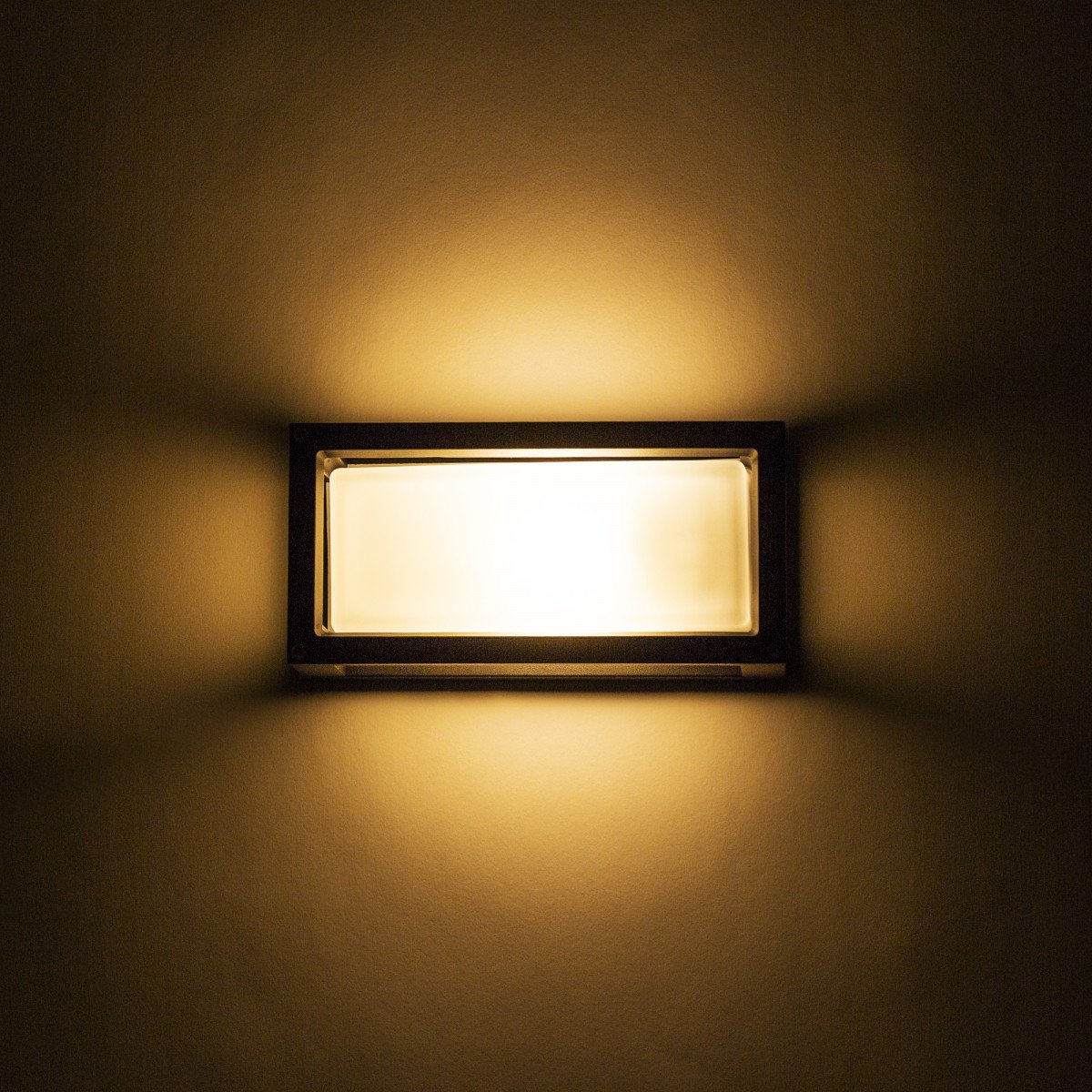 Brick muurlamp zwart aluminium, wandlamp met matte beglazing en E27 fitting voor diffuse LED-verlichting buiten.
