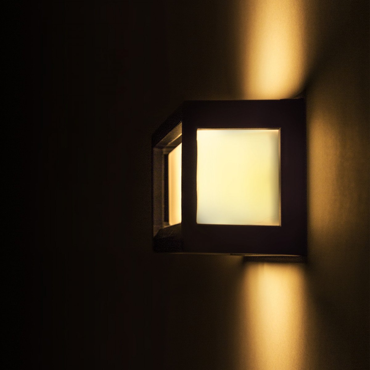Brick muurlamp zwart aluminium, wandlamp met matte beglazing en E27 fitting voor diffuse LED-verlichting buiten.