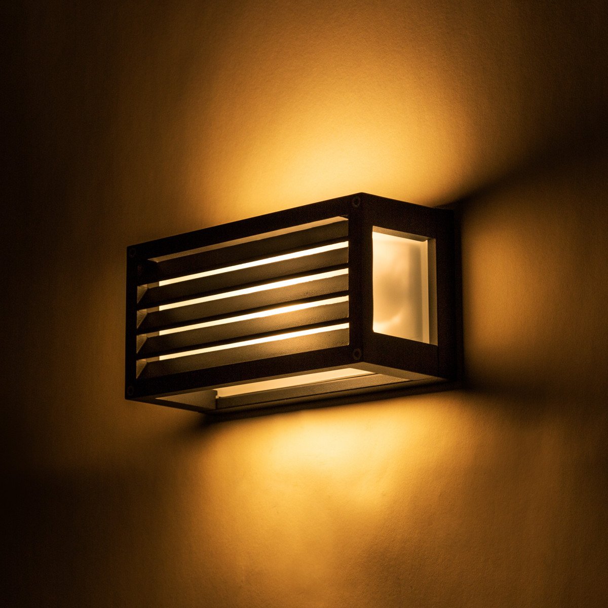 Bars wandlamp zwart aluminium, buitenlamp met lamellen, matte beglazing en E27 voor sfeervol en afgeschermd licht.