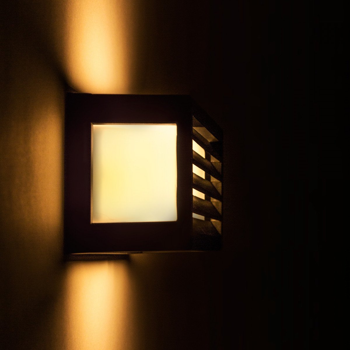 Bars wandlamp zwart aluminium, buitenlamp met lamellen, matte beglazing en E27 voor sfeervol en afgeschermd licht.