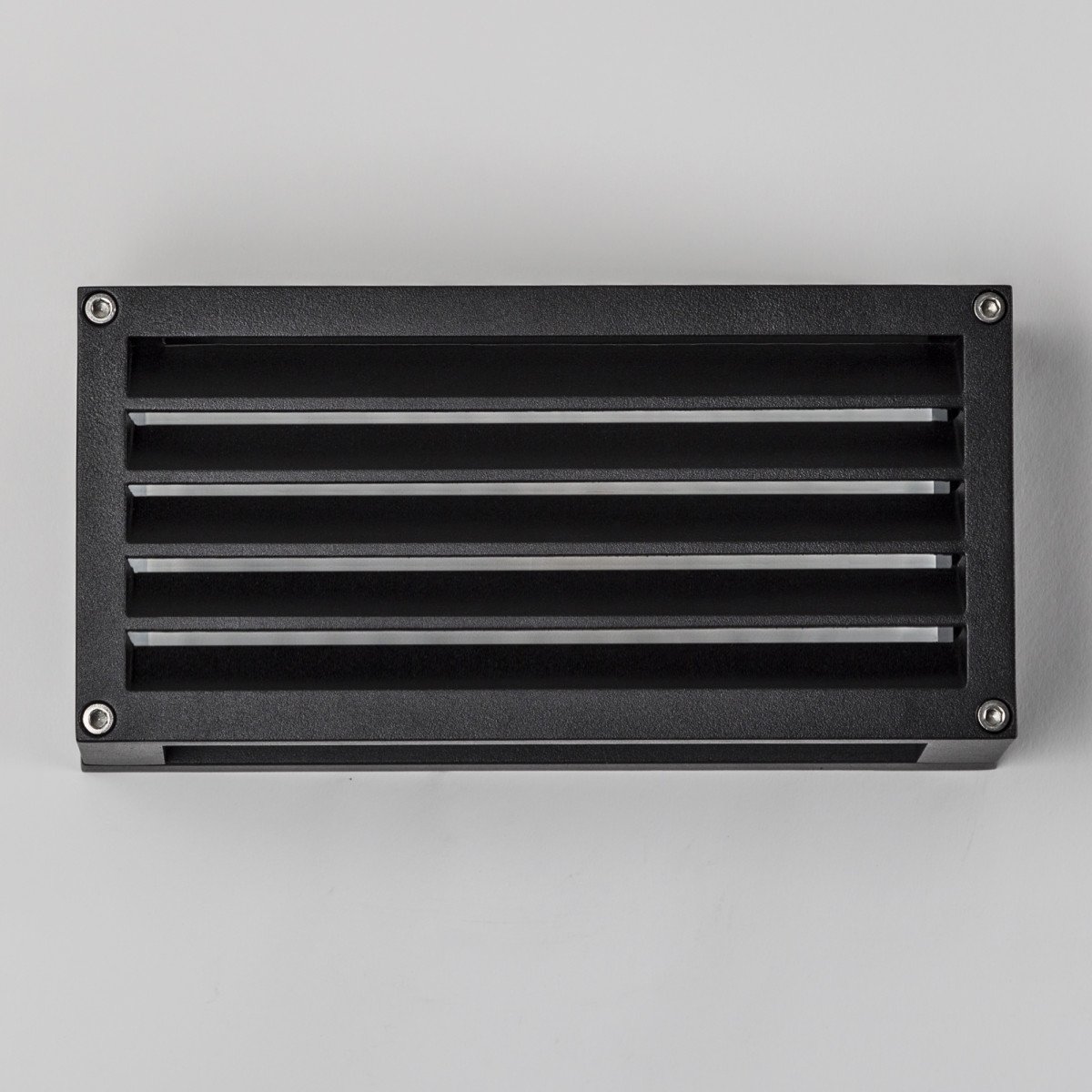 Bars wandlamp zwart aluminium, buitenlamp met lamellen, matte beglazing en E27 voor sfeervol en afgeschermd licht.