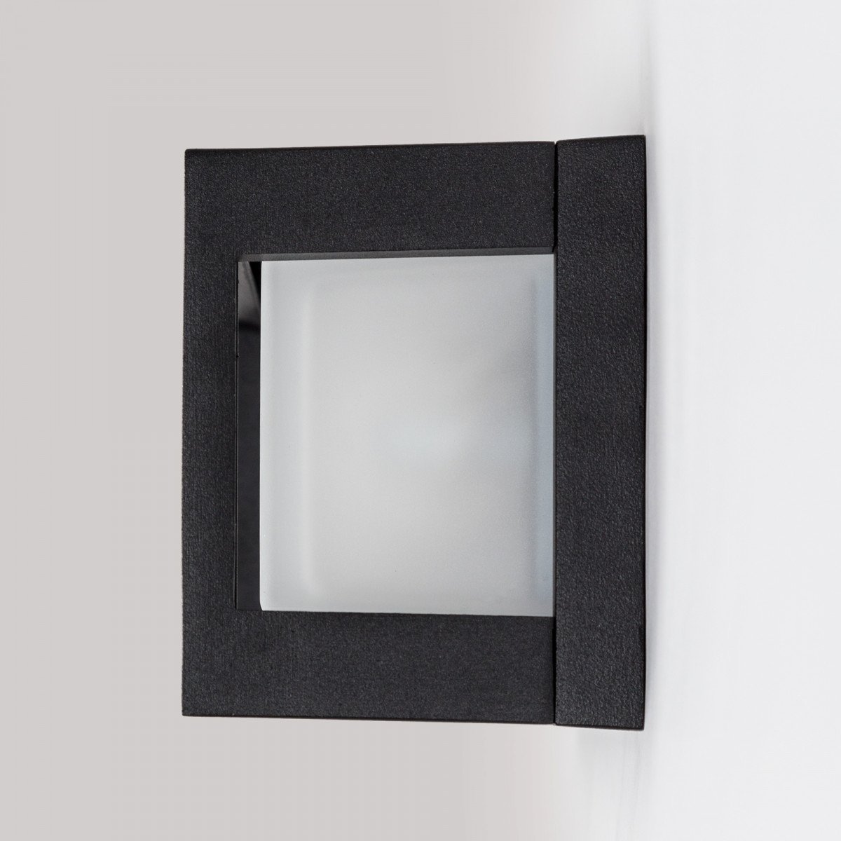 Bars wandlamp zwart aluminium, buitenlamp met lamellen, matte beglazing en E27 voor sfeervol en afgeschermd licht.