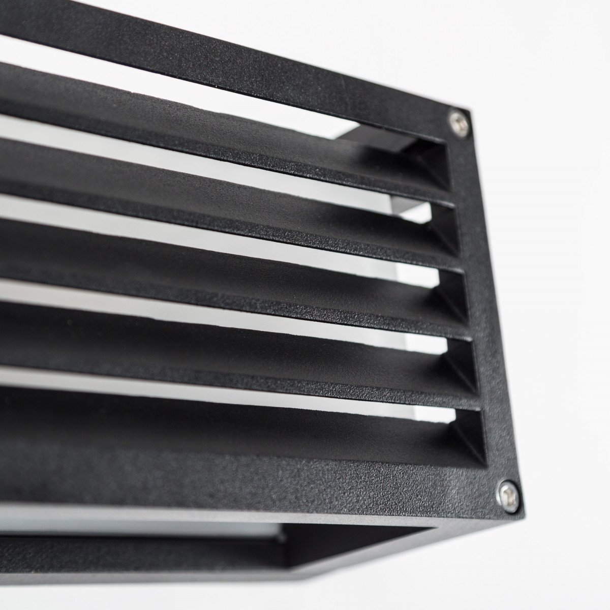 Bars wandlamp zwart aluminium, buitenlamp met lamellen, matte beglazing en E27 voor sfeervol en afgeschermd licht.
