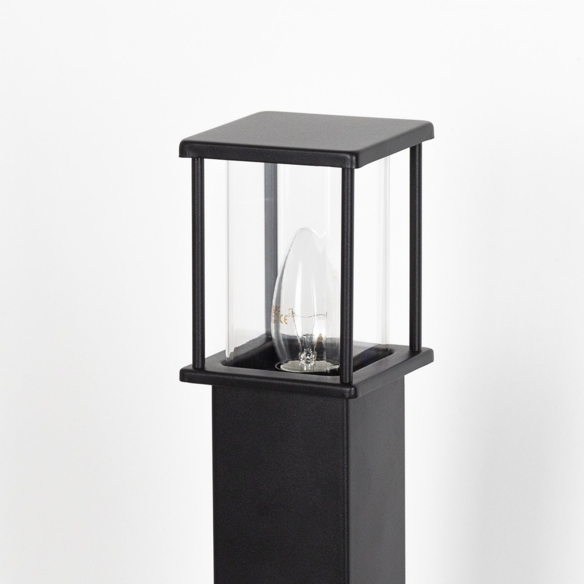 De Astro Terras 2, een compacte strak vormgegeven RVS tuinlamp met mat zwarte poedercoating