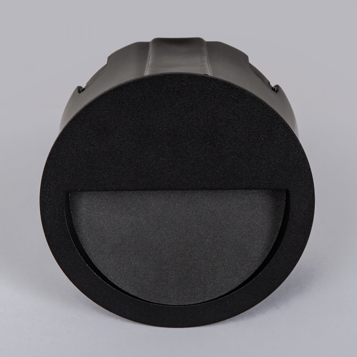 Section 2 wandinbouwspot rond, zwarte LED downlighter van aluminium met warme lichtkleur en compacte inbouwdiepte.