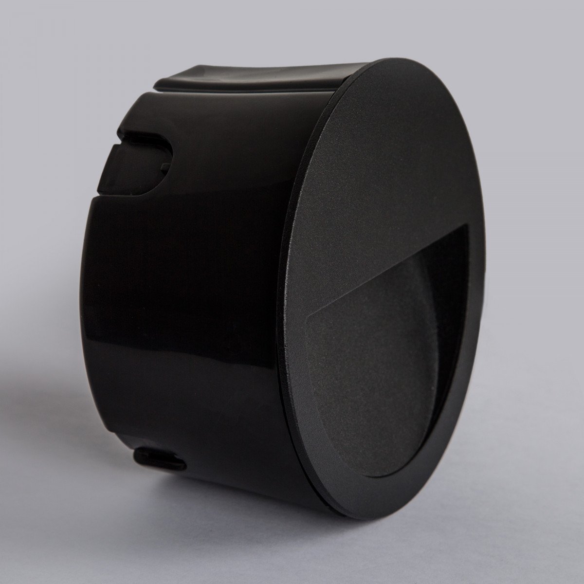 Section 2 wandinbouwspot rond, zwarte LED downlighter van aluminium met warme lichtkleur en compacte inbouwdiepte.
